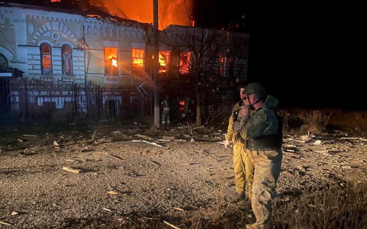 У Куп'янську росіяни атакували дронами адмінбудівлю. Поранено двох поліцейських