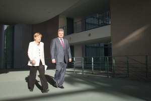 Порошенко розповів Меркель, що бойовики вже 20 разів порушили режим припинення вогню