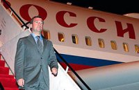 В Донецке к визиту Медведева деревья покрасили в зеленый цвет 