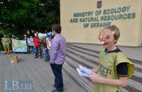 Под Минэкологии устроили акцию "Бабло побеждает бобро"