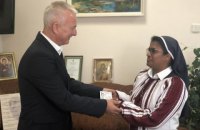 Зеленский предоставил украинское гражданство монахине из Индии, которая помогала военным в АТО