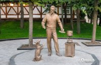 У Харкові встановили скульптуру академіка Вернадського з рецептом борщу