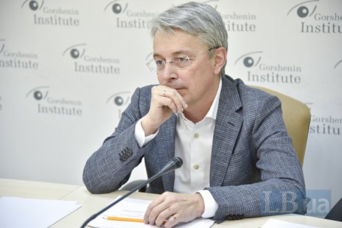 Потратить "1000 гривен за вакцинацию" можно будет в течение четырех месяцев