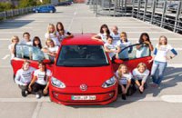 Самый маленький Volkswagen установил рекорд: в него затолкали 16 человек