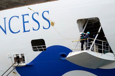 С лайнера Diamond Princess эвакуируют пожилых и людей с хроническими заболеваниями