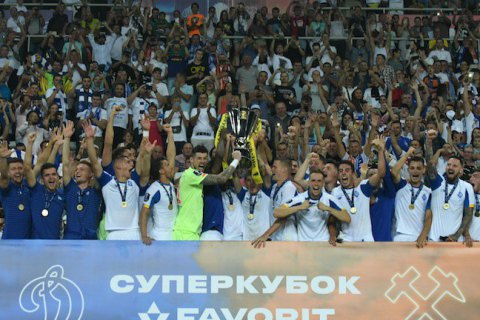 Брызги шампанского в раздевалке "Динамо" после матча за Суперкубок