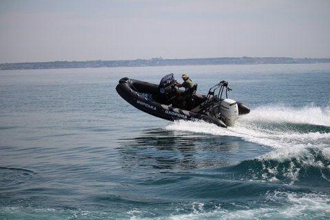 Украинские пограничники отработали прыжки с вертолета в море без парашютов 