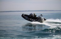 Украинские пограничники отработали прыжки с вертолета в море без парашютов 