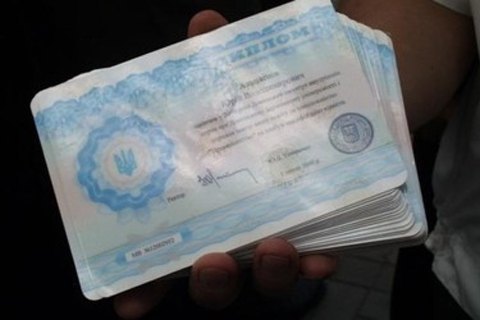 Замість "червоних" дипломів виші можуть видавати додатки з відзнаками, - МОН