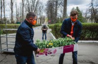 Посол Нидерландов подарил 600 горшков с тюльпанами двум киевским больницам