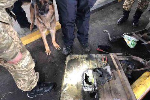 Пограничники задержали автомобиль с 6 кг марихуаны в Харьковской области
