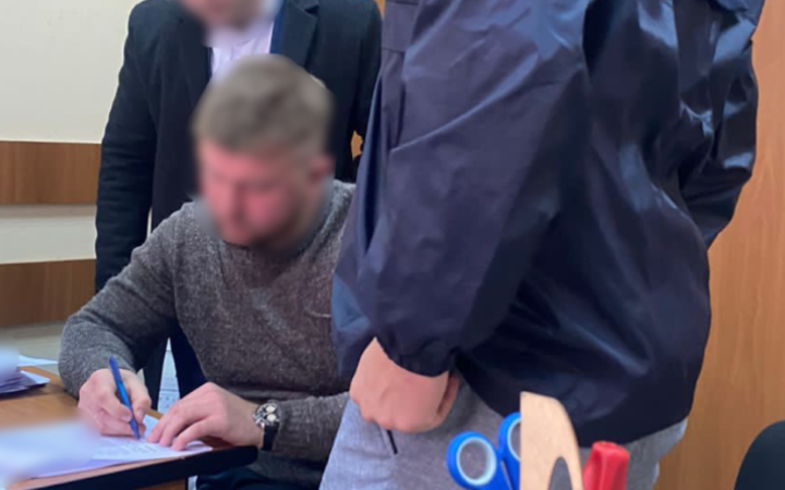 Викрито схему продажу автомобілів, які ввозили в Україну для потреб ЗСУ