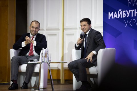 Зеленський закликав молодь повертатися в Україну "піднімати країну"