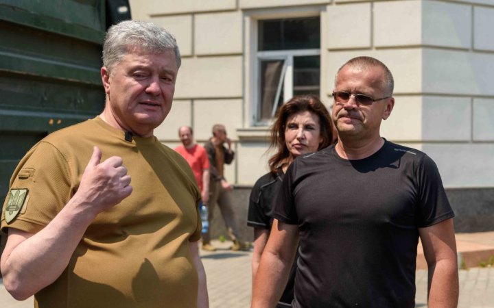 Порошенко привіз у Херсон більше ста тон допомоги – воду, харчі, човни, генератори, помпи та корм для тварин