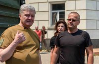 Порошенко привіз у Херсон більше ста тон допомоги – воду, харчі, човни, генератори, помпи та корм для тварин