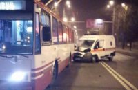 У Харкові швидка допомога врізалася в тролейбус