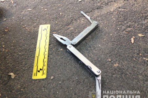 Грабитель, угрожая ножом, заставил киевлянина снять деньги с банкомата