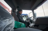 Зеленський посидів за кермом КрАЗа на заводі в Кременчуці