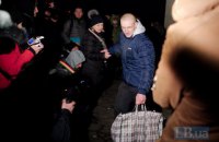 Кабмін через півроку почав виплачувати по 100 тис. грн звільненим з полону