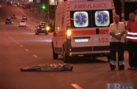 ДТП в Киеве: джип Mercedes сбил насмерть мужчину и скрылся, оставив свои номера