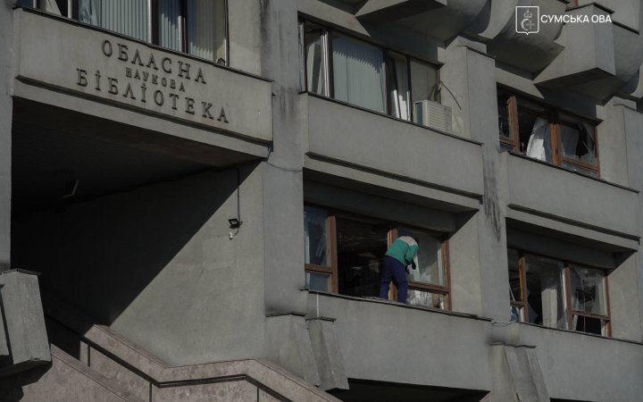 У центрі Сум від ударів КАБ пошкоджені бібліотека, галереї та Алея пам’яті