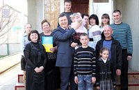 Янукович подарил фермеру трактор