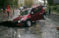 На Подольском спуске автомобиль провалился в яму