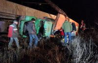 На предприятии в Кривом Роге автомобиль столкнулся с поездом, 5 рабочих травмированы