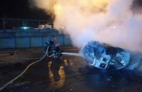 В Киеве автомобиль столкнулся с бетонным столбом и загорелся: один погибший, четверо пострадавших