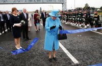 Елизавета II открыла самый высокий мост в Британии