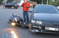 В Киеве автомобиль сбил мотоциклиста