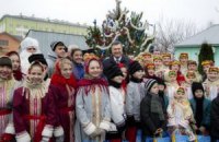 Янукович съездил в детдом и пообещал детям планшеты