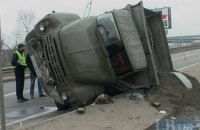 У Києві на Наддніпрянському шосе вантажівка протаранила два авто і перевернулася