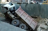 В "Охматдете" грузовик провалился в котлован