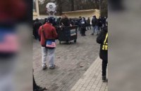 В Чернигове люди с символикой "Десны" избили и бросили в мусорный бак директора стадиона им. Ю. Гагарина