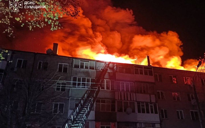 У Глухові після російських ударів горіли багатоповерхівка та приватні будинки