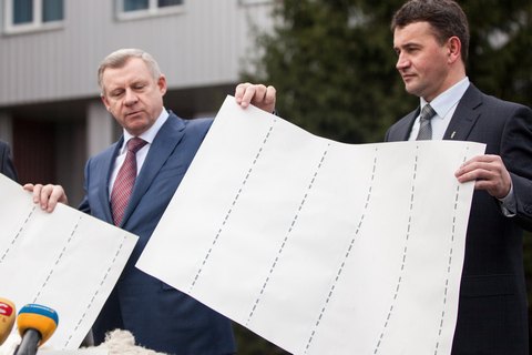 ​В бумагу для гривен начали добавлять лён