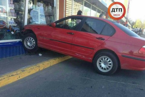 В Киеве девушка на BMW протаранила 4 авто на паркинге у ТЦ и влетела в витрину