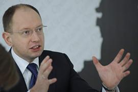 Яценюк официально попросил гнать Азарова в шею
