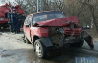 Пять человек пострадали из-за лобового столкновения двух авто в Киеве