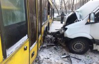 На трассе под Киевом столкнулись автобус и маршрутка