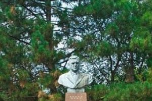 Одесские вандалы сбросили с постамента памятник дважды Герою Социалистического Труда