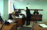 ​Судью Апелляционного суда Киева обсыпали мукой во время заседания