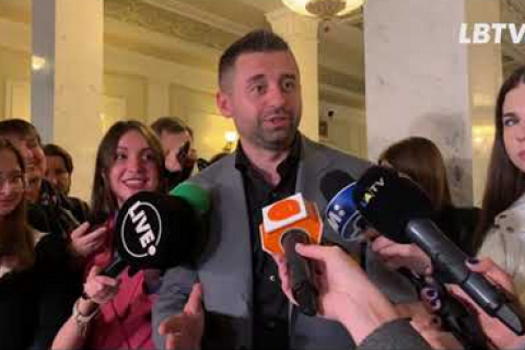 Арахамия: "Слуга народа" ждет переговоров со спикером Разумковым о его "дальнейшей судьбе"