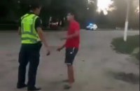 В Одесской области полицейский ударил парня, назвавшего его "мусором"