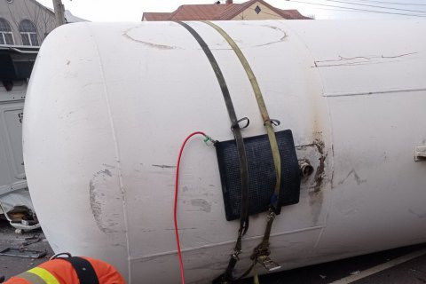 В Житомире перевернулась автоцистерна с газом, эвакуировали людей