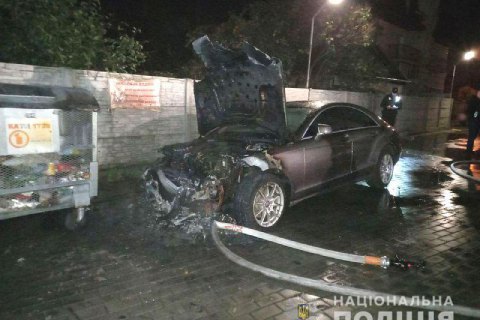 В Ровно подожгли Mercedes кандидата в депутаты облсовета от "Слуги народа"