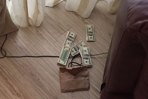 Под Киевом поймали трех человек с 50 тысячами фальшивых долларов