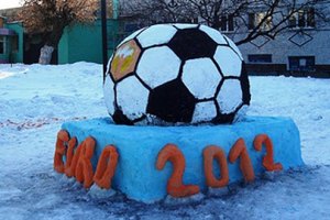 ​В колонии Тимошенко заключенные слепили мяч к Евро-2012