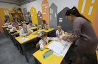 Прем'єр-міністр анонсував підвищення заробітних плат вчителів із вересня